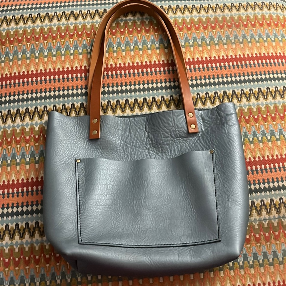 Portland Leather Medium Classic Tote in Zoolander 🦄